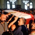 حزن وبكاء في عزاء وجنازة الفنان نور الشريف بعد وفاة نور الشريف صور الفنانين 3