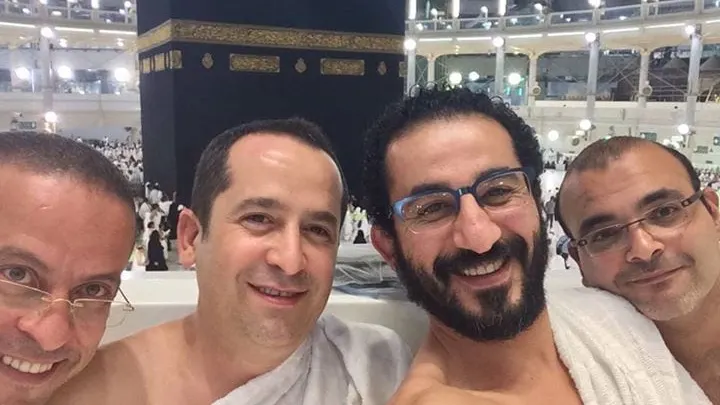 صور احمد حلمي في مكة بعد تماثلة من المرض