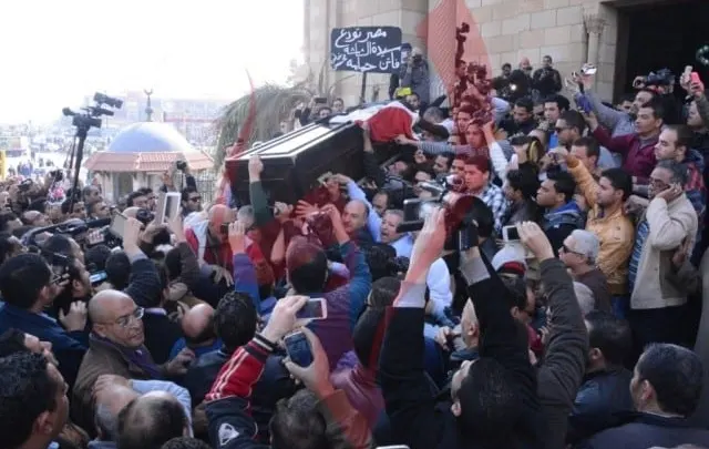 جنازة الفنانة فاتن حمامة 18-1-2015 وفيديو سقوط مشيعي جنازة فاتن حمامة