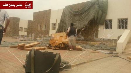 من أخبار اليمن الجمعة إنزال مظلي في عدن بالأسلحة دعماً للشرعية اليمن “عاصفة الحزم”