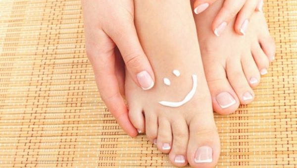أهم خطوات العناية بالقدم لحمايتها من الجفاف والتشقق