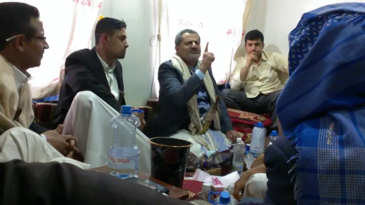 بالصور ناصر محمد اليماني المدعي المهدية يلتقي ببعض الشباب في صنعاء