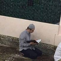 صور مراد بطل وادي الذئاب يقراء القرآن
