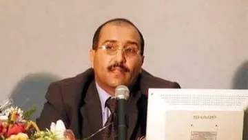 تفاصيل إصابة الأديب خالد الرويشان في قصف الصالة الكبرى ونفي وفاته