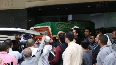 صور جنازة الفنان محمود عبدالعزيز بحضور العديد من نجوم الفن 3