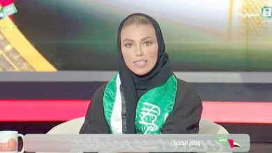 وئام الدخيل أول مذيعة تقدم نشرة الأخبار الرئيسية على القناة الاولى السعودية بمناسبة هوية قناة السعودية 9