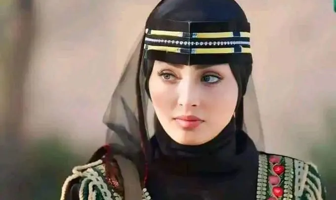 اشواق علي نجمة يمنية تتلألأ في عالم الفن والجمال