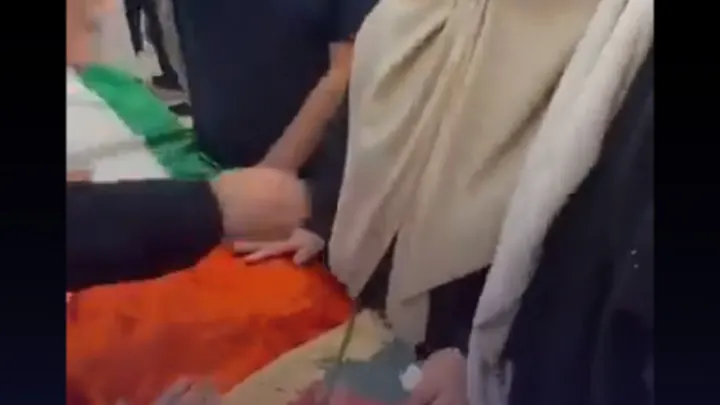 زوجة إسماعيل هنية تودعه أثناء تشييع جنازته