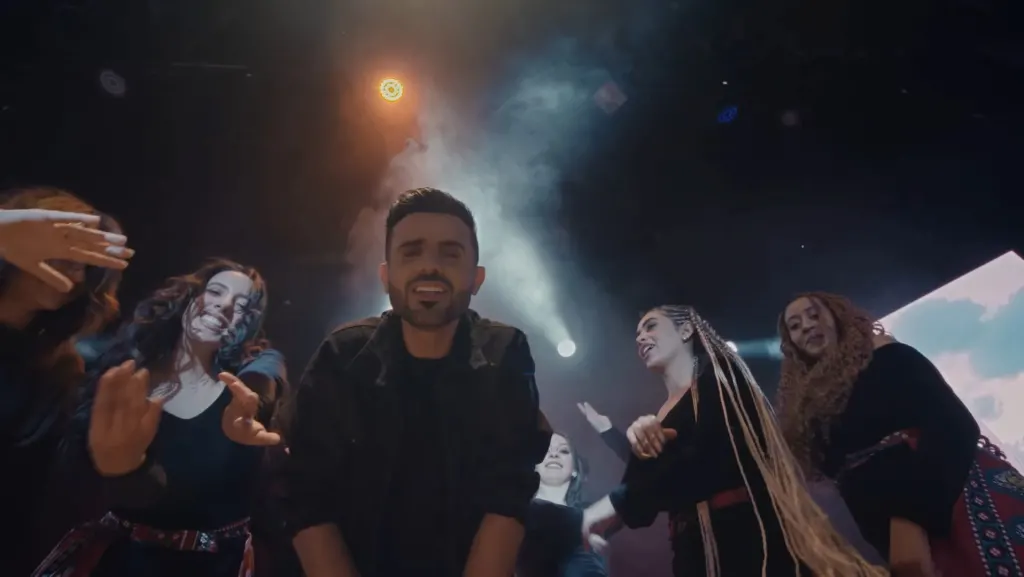من هو عمار العزكي الفنان اليمني الذي أثار الجدل مؤخراً بسبب كليب غني معنا