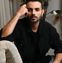 من هو عمار العزكي الفنان اليمني الذي أثار الجدل مؤخراً بسبب كليب غني معنا
