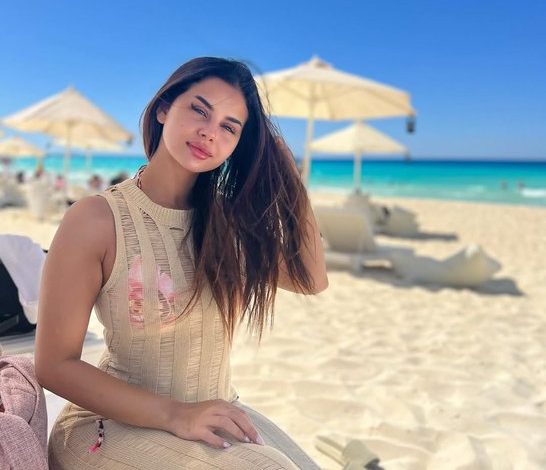 تسبب صور مينا عرفا أسماكرام مظهرًا جديدًا مثيرًا للجدل