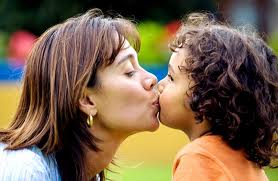 شفشفة تقبيل الطفل من الفم يسبب التسوس للاسنان